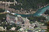Blick von oben auf das Banff Springs Hotel mit dem Bow River und den Bow Falls im Hintergrund; Banff Alberta Kanada