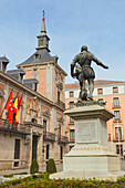 Plaza De La Villa mit der Statue von Alvaro De Bazan und der Casa De La Villa auf der linken Seite, die vom Rathaus von Madrid genutzt wird; Madrid Spanien