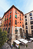 Der Arco De Cuchilleros, der zur Plaza Mayor führt; Madrid Spanien