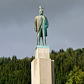 Ein Vogel steht auf dem Kopf der Statue einer männlichen Figur; Bergen Norwegen