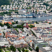 Stadtbild mit einem Fluss; Bergen Norwegen