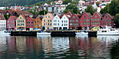 Gebäude und Boote an der Küste; Bergen Norwegen