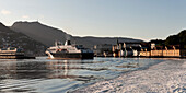 Schiffe im Hafen bei Sonnenuntergang; Bergen Norwegen