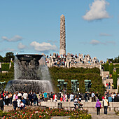 Eine Menschenmenge versammelt sich im Frogner Park im Vigeland-Skulpturenpark; Oslo Norwegen