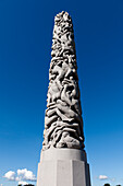 Monolith gegen einen blauen Himmel im Frogner Park Vigeland Skulpturenpark; Oslo Norwegen