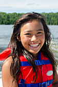 Ein Mädchen trägt eine Schwimmweste; Lake Of The Woods Ontario Canada