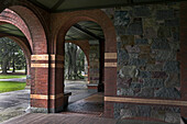 Backsteinbögen und Steinmauer auf Veranda, Eustis Estate, Milton, Massachusetts, USA