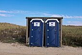 Zwei öffentliche Toiletten am Strand