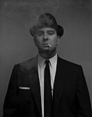Halblanges Porträt eines Geschäftsmannes beim Rauchen einer Zigarette