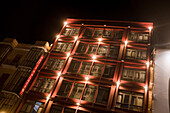 Beleuchtetes Wohnhaus bei Nacht, Madrid, Spanien
