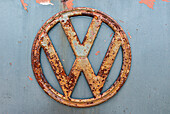Verrostetes Volkswagen Logo