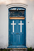 Blaue Türen mit Kreuz