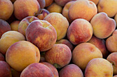 Pfirsiche auf dem Bauernmarkt