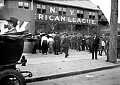Zuschauer am Eingang zum Hilltop Park alias American League Park, Heimat der Baseballmannschaft New York Highlanders, New York City, New York, USA, Bain News Service, 1912