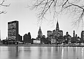 Stadtbild bei Nacht, Ansicht von Midtown, Blick nach Südosten vom East River, United Nations Building (links), Empire State Building (Mitte), Chrysler Building (rechts), Manhattan, New York City, New York, USA, Sammlung Gottscho-Schleisner, 1957