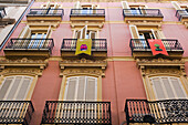 Niedriger Blickwinkel auf die Gebäudeaußenseite mit großen Fenstern und Fensterläden, Valencia, Spanien