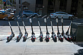 Straßenszene mit einer Reihe von Mietrollern, Downtown Los Angeles, Kalifornien, USA
