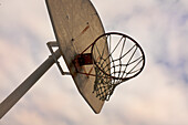 Niedriger Blickwinkel auf Basketballkorb und Rückwand