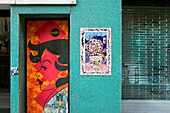 Mosaik auf türkisfarbenen Kacheln, Kunst im öffentlichen Raum an der Tür, East Third Street, New York City, New York, USA