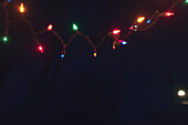 Weihnachtsbeleuchtung entlang der vorderen Veranda bei Nacht