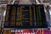 Digitale Informationstafel am Bahnhof
