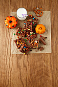 Brownies mit bunten Schokolinsen und Salzbrezeln zu Halloween