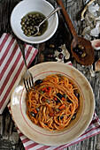 Spaghetti with tomatoes, capers and olives