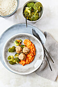 Tomato rice with meatballs and broccoli