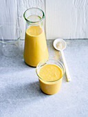 Fruchtiger Energy-Shake mit Möhre, Banane, Orange, und Haferkleie