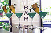 Blaue Cocktails mit Ananas