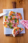 Pizza with ham and rocket