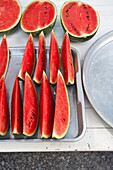 Wassermelonenschnitze und Wassermelonenhälften
