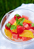 Melonen-Orangen-Salat mit Erdbeeren