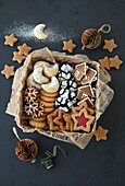 Verschiedene Weihnachtsplätzchen (Schokolade, Erdnuss, halbe Mandelkerne, Ingwer mit Karamellkern, Lebkuchen mit Zuckerguss)