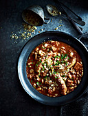 Cassoulet mit Wurst, Lammfleisch und Bohnen