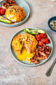 Bagels mit Ei aus dem Air Fryer dazu Speck und Gemüse