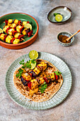 Paneer-Tikka-Spieße aus dem Air Fryer auf Fladenbrot