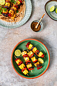 Paneer-Tikka-Spieße aus dem Air Fryer auf Fladenbrot