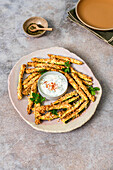 Zucchini-Pommes aus dem Air Fryer mit Joghurtdip
