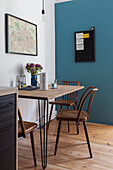 Frühstückstisch in der Küche, im Hintergrund blaue Wand