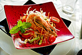 Som Tam (Thai salad with prawns)