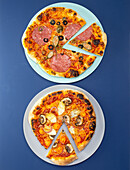 Pizza mit veganem Salamiersatz und mit Champignons