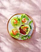 Salatblätter mit Garnelen und scharfer Dip