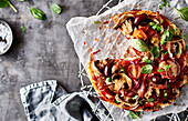 Pizza mit Schinken, Pilzen und Tomaten