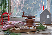 Nussknacker auf Holzbrett mit Mandeln und Lebkuchen dekoriert, Weihnachtsdeko