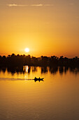 Sonnenaufgang über dem Nil bei der Ortschaft Esna, Ägypten.