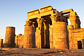 Der Kom Ombo-Tempel in Edfu ist einzigartig als vollständig symmetrische Anlage mit zwei Eingängen. Edfu, Ägypten.