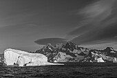 Südgeorgien Insel. Schwarz-weiss Landschaft mit Eisbergen, Berg, Schnee und Wolken.