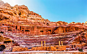 Amphitheater-Theater, Petra, Jordanien. Von den Nabatäern 100 n. Chr. in der Schatzkammer erbaut, bietet es Platz für bis zu 7.000 Menschen.