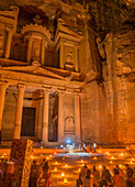 Beleuchtete Nachtdarstellung, Petra, Jordanien. Erbaut von den Nabatäern im Jahr 100 v. Chr.